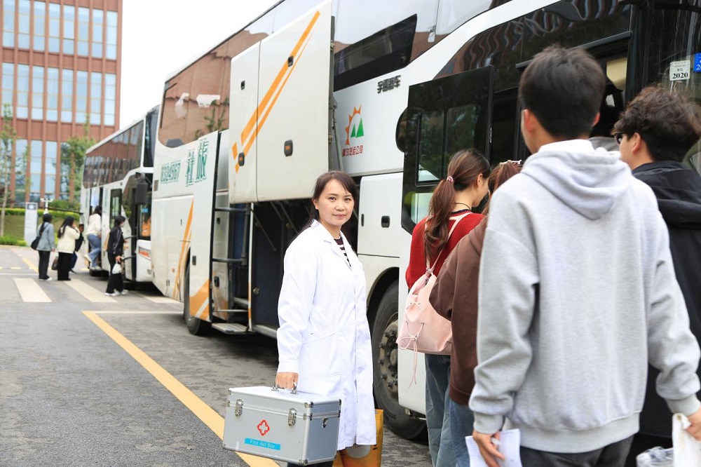 后勤管理科组织医务随行人员助力学院百人表演团队顺利参加村超入场仪式及节目表演活动